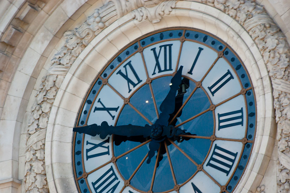 Detalle del reloj exterior del Musée d'Orsay, París, Francia.